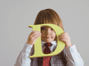 enfant avec lettre D