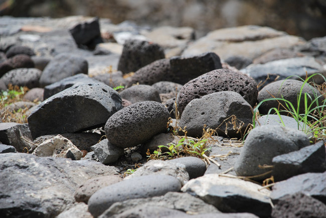 Exploration des propriétés uniques de la pierre volcanique basalte